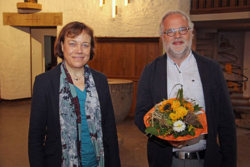 Präses Annette Kurschus verabschiedet Wolfgang Günther. Foto: EKvW