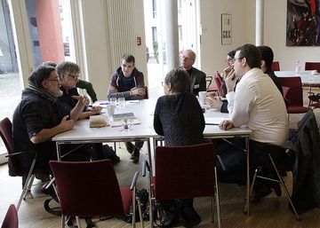 Lebhafte Gespräche in Tischgruppen. Foto: EKvW