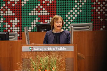 »Glaube ist nicht nur Privatsache. Deshalb bringen wir uns als evangelische Kirche ein.« Präses Annette Kurschus am Rednerpult. Foto: Landtag NRW/Melanie Zanin »Glaube ist nicht nur Privatsache. Deshalb bringen wir uns als evangelische Kirche ein.« Präses Annette Kurschus am Rednerpult. Foto: Landtag NRW/Melanie Zanin