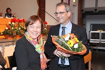 Präses Annette Kurschus gratuliert Ulf Schlüter zur Wahl. Foto: EKvW