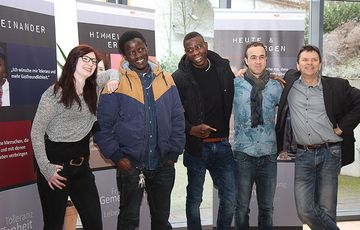Eindrucksvolle Interviews und Gesichter führten zu einer aussagekräftigen Roll-up Gestaltung. Zur Projektgruppe gehören (von links) Katharina Rössel, Jan Baptista Sam Kolie, Moussa Diarra, Abdul Loulidi und Dietrich Hoof-Greve. Nicht im Bild: Renate H
