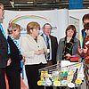 Beim Kirchentag 2013 in Hamburg informierte sich Bundeskanzlerin Angela Merkel über das Projekt »Zukunft einkaufen«. Bild: EKvW
