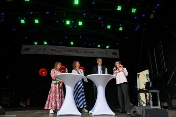 NRW-Tag. Foto: epd Präses Dr. Adelheid Ruck-Schröder, Bischof Dr. Heiner Wilmer, Moderatorin Eva-Maria Jazdzejewski, Verena Schäffer (NRW-Familienministerin)
