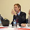 In Namibia wird über die Frage der historischen Verantwortung für den Völkermord an Herero und Nama heftig gestritten. Oberkirchenrat Dr. Ulrich Möller 2015 in Windhoek bei einer Podiumsdiskussion zum Thema.