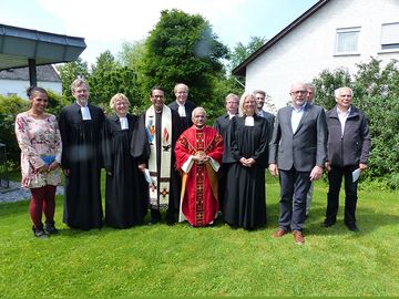 Pfarrer und Pfarrerinnen, ein indischer katholischer Priester und Mitarbeitende aus den ökumenischen Gremien segneten Romesh Modayil. Foto: Koppe-Bäumer/EKvW