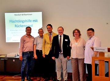 Zogen Zwischenbilanz (v.l.): Dietrich Eckeberg (Diakonie RWL) Helge Hohmann (EKvW), Staatssekretär Andreas Bothe, Vizepräsident Albert Henz, Karin Wieder (Diakonie RWL) und Edgar Born (Ev. Akademie Villigst). Foto: EKvW/Institut für Kirche und Gesellschaft