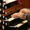 Bildzeile: Natürlich steht das Orgelspiel auf dem Programm. Foto: EKvW
