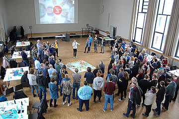 Rund 100 Gemeindepädagoginnen und Gemeindepädagogen tummelten sich im Dortmunder Reinoldinum. Foto: EKvW 