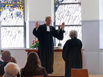 Vizepräsident Ulf Schlüter entpflichtete Angelika Weigt-Blätgen. Foto: EFhiW