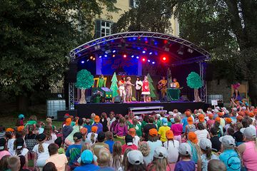 Rund 300 Kinder schauen sich aufmerksam das Musical auf der Bühne an. Foto: David Heise