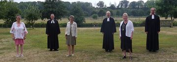 Von links: Pfarrerin Kerstin Othmer, Pfarrer Carsten Haeske, Pfarrerin Friederike Rüter, IAFW-Leiter Pfarrer Dr. Peter Böhlemann, Annette Alberts und Landeskirchenrat Dr. Vicco von Bülow. Foto: IAFW