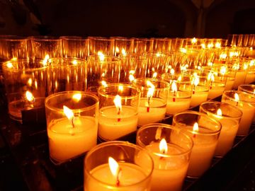 viele Kerzen in einer Kirche
