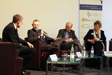 In der Diskussion (von links): Klaus Breyer, Professor Manfred Fischedick (Wuppertal-Institut), Minister Franz-Josef Lersch-Mense und Annette Muhr-Nelson. Foto: IKG/EKvW