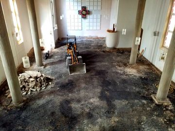 3. Platz: „Andächtig steht der Bagger in der Kirche... und wartet auf den Moment des Beginns zur energetischen Sanierung des Kirchenbodens.“ (Foto: Ulrich Schulte, Evangelische Kirchengemeinde Ahlen)