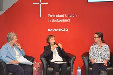 v.l.: Rita Famos (Präsidentin der Evangelisch-reformierten Kirche Schweiz), Annette Kurschus (Präses der EKvW und Ratsvorsitzende der EKD), Emmanuelle Seybolt (Präsidentin der Vereinigten Protestantischen Kirche Frankreichs). Foto: EKvW