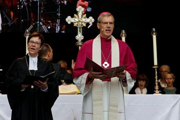 Präses Dr. Adelheid Ruck-Schröder und Bischof Dr. Heiner Wilmer singen beim Ökumenischen Gottesdienst auf dem NRW-Tag. Foto: Bistum Münster/Achim Pohl Präses Dr. Adelheid Ruck-Schröder und Bischof Dr. Heiner Wilmer singen beim Ökumenischen Gottesdienst auf dem NRW-Tag.
