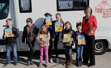 Die Präses hat Bibeln für die Kinder mitgebracht. Die Präses hat Bibeln für die Kinder mitgebracht.