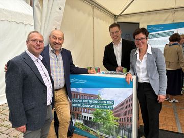NRW-Tag Campus der Religionen. Foto: EKvW v.r. Präses Dr. Adelheid Ruck-Schröder, Gereon Terhorst (Evangelisch-Theologische Fakultät), Prof. Dr. Traugott Roser (Evangelisch-Theologische Fakultät) und Superintendent Holger Erdmann. Foto: EKvW