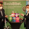 Generalsekretär Dr. Christoph Rösel und Geschäftsleiter Folkert Roggenkamp öffnen einen verpackten BasisBibel Stapel