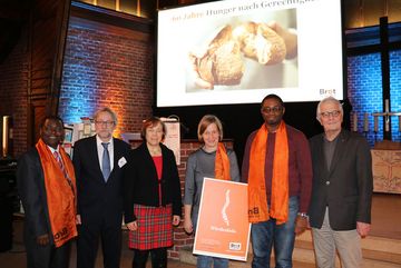 Festakt mit Präses Annette Kurschus (3.v.l.) sowie Pfarrer Jean-Gottfried Mutombo, Pfarrer Martin Mustroph (Münster), Katja Breyer, Nene Morisho und Christoph Strässer (v.l.n.r). Foto: Dirk Johnen/MÖWe