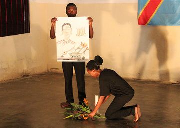 Junge Erwachsene aus der Demokratischen Republik Kongo, aus Ruanda und Burundi spielen gemeinsam Theater und setzen damit ein Zeichen gegen Gewalt und Hass. Foto: EKvW