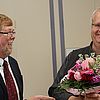 Der scheidende gratuliert dem neuen Superintendenten: Hans Schmitt (li.) und Andreas Schulte. Foto: Harald Bertermann