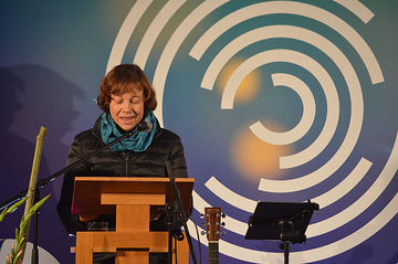 Präses Annette Kurschus begrüßt die Delegierten und weitere geladene Gäste. Foto: EKvW 