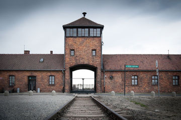 Das Tor des Konzentrationslagers Auschwitz.