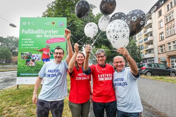Seit Anfang Juni wirbt ein Großplakat am Ostwall weithin sichtbar für das Turnier. Die Mitglieder des Trägerkreises freuen sich schon auf den Anpfiff. Foto: Stephan Schütze/KK Dortmund