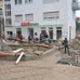 In der zerstörten Innenstadt von Bad Neuenahr transportieren Menschen eimerweise Schlamm aus ihren Häusern.