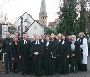 farrerin Julia Holtz (4.v.l) von Annette Kurschus, Präses der Evangelischen Kirche von Westfalen (5.v.l.) in ihr Amt als Superintendentin des Kirchenkreises Hattigen-Witten eingeführt. farrerin Julia Holtz (4.v.l) von Annette Kurschus, Präses der Evangelischen Kirche von Westfalen (5.v.l.) in ihr Amt als Superintendentin des Kirchenkreises Hattigen-Witten eingeführt.