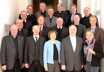 Umrahmt vom Geistlichen Rat im Erzbistum Paderborn und den Vertretern des Landeskirchenamtes der Evangelischen Kirche von Westfalen freuten sich Erzbischof Hans-Josef Becker und Präses Annette Kurschus über den gemeinsamen Austausch. Bild: pdp - Erzbist