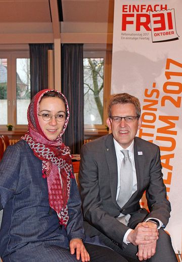 Prof. Dr. Muna Tatari hielt den Festvortrag zum Thema »Islamische Reformen und christliche Reformation«. Gastgeber des Kirchenkreis-Neujahrsempfangs war Superintendent Volker Neuhoff. Foto: Heide Welslau Prof. Dr. Muna Tatari hielt den Festvortrag zum Thema »Islamische Reformen und christliche Reformation«. Gastgeber des Kirchenkreis-Neujahrsempfangs war Superintendent Volker Neuhoff. Foto: Heide Welslau