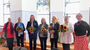 Vorsitzende Angelika Waldheuer (v.l.) gratulierte Heike Henrichs-Neuser, Christiana Grimm, Pfarrerin Petra Buschmann-Simons, Studienrätin Daniela Stiftel-Völker und Dorothe Müller gemeinsam mit Pfarrerin Birgit Reiche zur Wahl. Foto: EFhiW