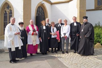 Ökumenisch verbunden: Teilnehmende  vor dem Einzug in die Alexanderkirche.