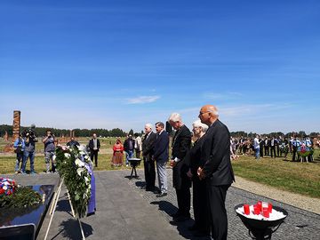 Kranzniederlegung in der KZ-Gedenkstätte Auschwitz. Foto: EKD