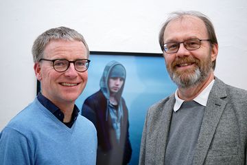 Jürgen Haas (rechts) und Martin Treichel vor dem Foto eines jungen Mannes in einer Fotoausstellung des Künstlerhauses Dortmund. Fotonachweis: Sabine Damaschke/Diakonie RWL Jürgen Haas (rechts) und Martin Treichel vor dem Foto eines jungen Mannes in einer Fotoausstellung des Künstlerhauses Dortmund. Fotonachweis: Sabine Damaschke/Diakonie RWL