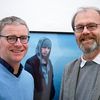 Jürgen Haas (rechts) und Martin Treichel vor dem Foto eines jungen Mannes in einer Fotoausstellung des Künstlerhauses Dortmund. Fotonachweis: Sabine Damaschke/Diakonie RWL