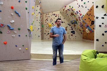 Pastor Bernd Schwenkschuster in der Kirchen-Kletterhalle »h3« in Metzingen. Foto: EKvW Pastor Bernd Schwenkschuster in der Kirchen-Kletterhalle »h3« in Metzingen. Foto: EKvW
