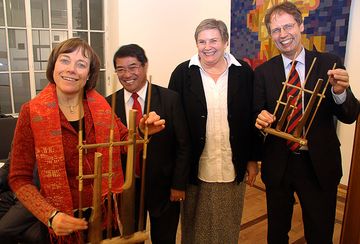 Gastgeschenk: Musikinstrumente aus Indonesien erhielten Präses Annette Kurschus und Oberkirchenrat Dr. Ulrich Möller von VEM-Moderatorin Regine Buschmann und ihrem Stellvertreter Willem Simarmata, dem Leiter der indonesischen Toba-Batak-Kirche.