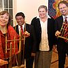Gastgeschenk: Musikinstrumente aus Indonesien erhielten Präses Annette Kurschus und Oberkirchenrat Dr. Ulrich Möller von VEM-Moderatorin Regine Buschmann und ihrem Stellvertreter Willem Simarmata, dem Leiter der indonesischen Toba-Batak-Kirche.