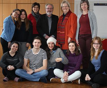 ie Teilnehmenden des Abschluss-Seminars der Freiwilligen aus der La Plata-Kirche (stehend von links): Mariana Spellbrink, Melina Beron, Ute Gerdom (AfJ), Udo Bußmann (AfJ), Heike Koch (Amt für MÖWe), Kirsten Potz (Amt für MÖWe) sowie (sitzend von lin