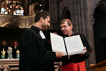 Gemeinsamen Dialog aufnehmen: Kirchenpräsident Gottfried Locher und Kurt Kardinal Koch unterzeichneten die Erklärung. Foto: GEKE 