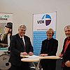 Foto: Helmut Fleinghaus, Angelika Veddeler und Hartmut Naumann unterzeichnen die Vereinbarung. Foto: VEM