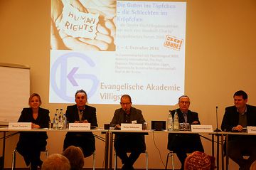 Birgit Naujoks, Dietrich Eckeberg, Helge Hohmann, Burkhard Schnieder und Thorsten Klute auf dem asylpolitischen Forum 2016. Foto: IKG/EKvW