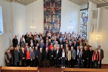 Die in Villigst geehrten Ordinationsjubilare. Foto: EKvW Die Pfarrerinnen und Pfarrer, die ihr Ordinationsjubiläum feierten, schauen bei einem Gruppenfoto in der Kirche von unten herab in die Kamera.