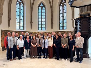 Die Vikar*innen und ihre Mentor*innen in der Süsterkirche. Foto: EKvW Die Vikar*innen und ihre Mentor*innen in der Süsterkirche.