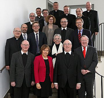 Präses Annette Kurschus und Erzbischof Hans-Josef Becker (vorne Mitte) kamen zum Jahrestreffen zusammen. Bild: EKvW