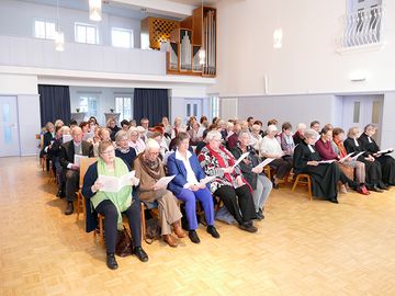 Im Festgottesdienst wurde Inge Schnittker (2.v.l.) von ihrem Amt entpflichtet und Angelika Waldheuer (5.v.l.) feierlich eingeführt. Foto: Ev. Frauenhilfe Im Festgottesdienst wurde Inge Schnittker (2.v.l.) von ihrem Amt entpflichtet und Angelika Waldheuer (5.v.l.) feierlich eingeführt. Foto: Ev. Frauenhilfe