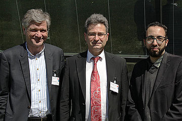 Pfarrer Ralf Lange-Sonntag mit den beiden Referenten des Studientages zu seiner Einführung, Professor Dr. Dieter Becker (links) und Dr. Ali Ghandour (rechts). Foto: EKvW